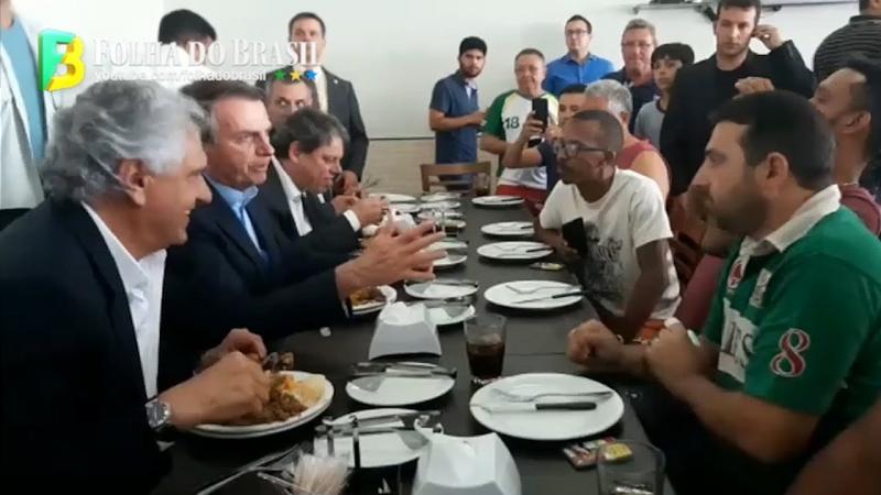 Bolsonaro surpreende e almoça com caminhoneiros no restaurante do posto de gasolina