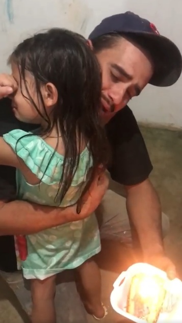 Com orçamento apertado, pedreiro compra pedaço de bolo para o aniversário da filha