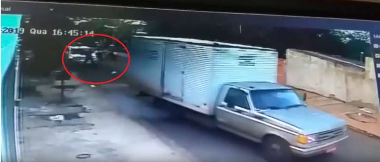 Vídeo mostra momento em que carona desce da moto e executa dono da lava-rápido no Jardim Pantanal