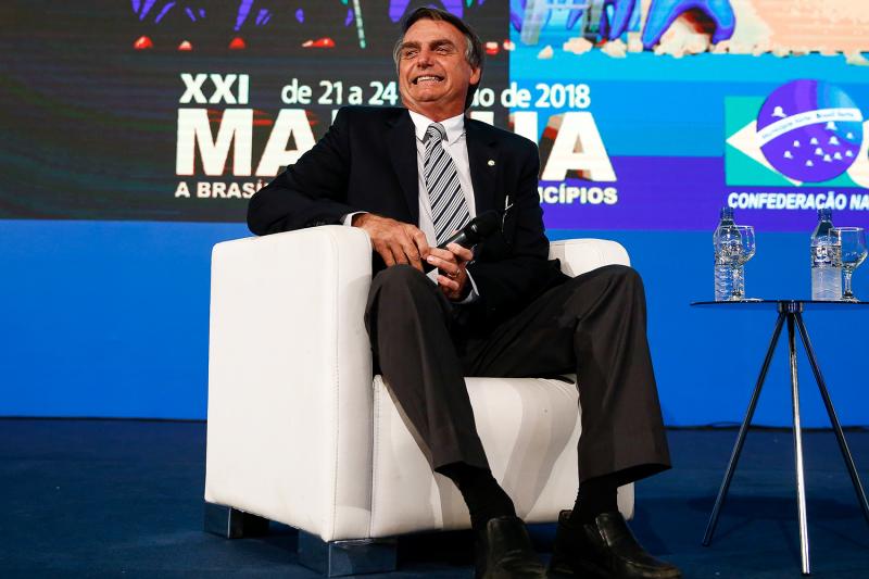 Jair Bolsonaro fala para 4.000 prefeitos e é aplaudido de pé e chamado de mito
