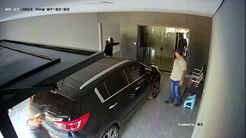 Homem é rendido por bandidos e tem carro roubado em Dourados; veja o vídeo