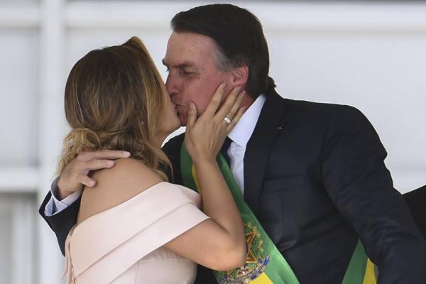Bolsonaro se emociona em Pronunciamento ao Povo Brasileiro - 01/01/2019